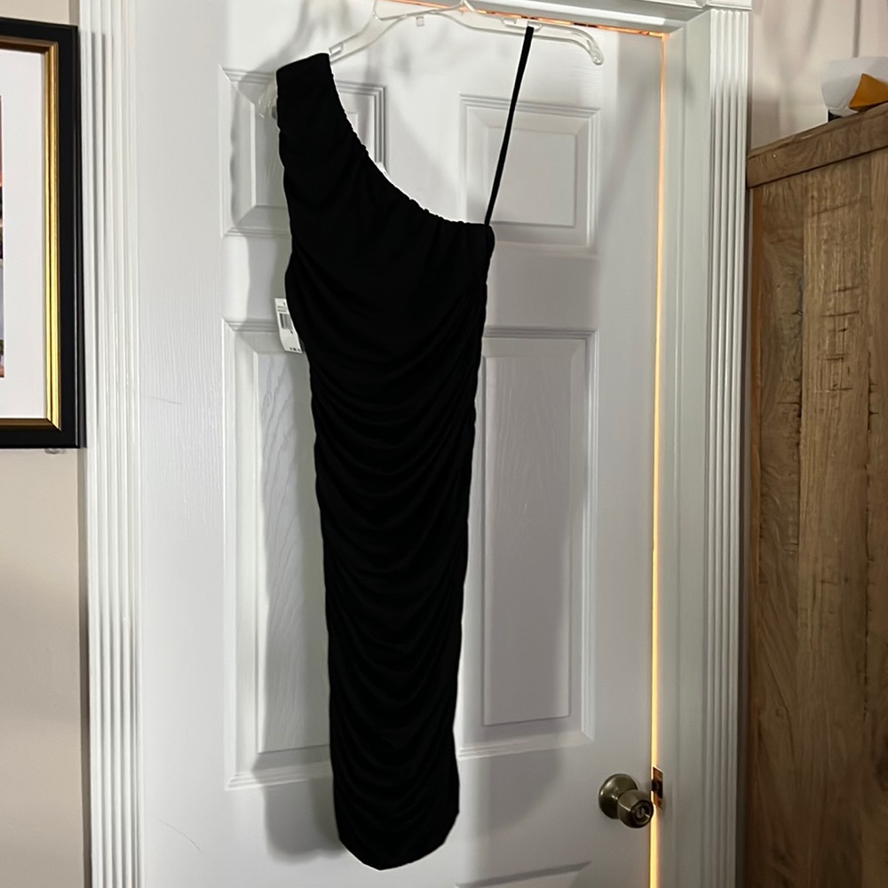 I love a lil black dress and this a beauty